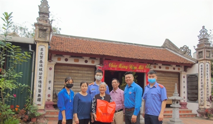 Chi đoàn Viện KSND quận Bắc Từ Liêm thăm, tặng quà các cán bộ lão thành...